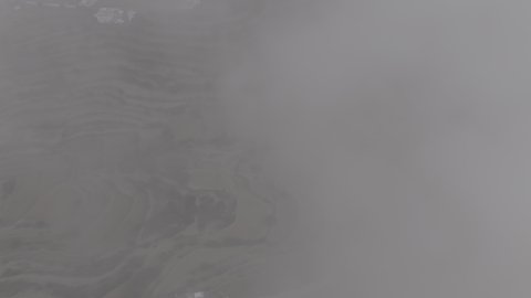 الأجواء الضبابية الغائمة في المناطق المرتفعة, معالم سياحية طبيعية مشهورة في مدينة أبها, التضاريس في القمم والمرتفعات الجبلية, تصوير درون جوي لجبال السودة بمنطقة عسير في المملكة العربية السعودية، المنحدرات والطرقات الصخرية الوعرة