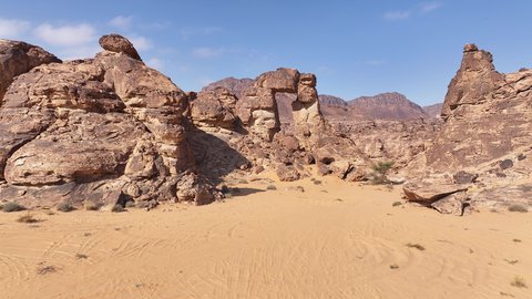 مكان أثري تاريخي قديم، التضاريس والقمم والمرتفعات الجبلية في الصحراء، تصوير درون للجبال في مدينة حائل، الجبال والتكوينات الصخرية في المناطق الصحراوية في المملكة العربية السعودية