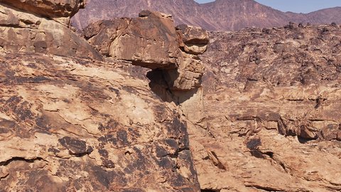 مكان أثري تاريخي قديم، التضاريس والقمم والمرتفعات الجبلية في الصحراء، تصوير درون للجبال في مدينة حائل، الجبال والتكوينات الصخرية في المناطق الصحراوية في المملكة العربية السعودية