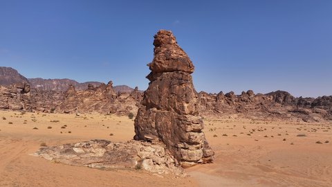 مكان أثري تاريخي قديم، التضاريس والقمم والمرتفعات الجبلية في الصحراء، تصوير درون للجبال في مدينة حائل، الجبال والتكوينات الصخرية في المناطق الصحراوية في المملكة العربية السعودية