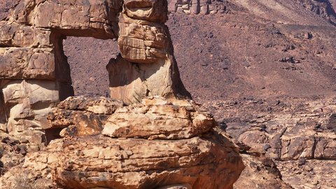 مكان أثري تاريخي قديم، التضاريس والقمم والمرتفعات الجبلية في الصحراء، تصوير درون للجبال في مدينة حائل، الجبال والتكوينات الصخرية في المناطق الصحراوية في المملكة العربية السعودية