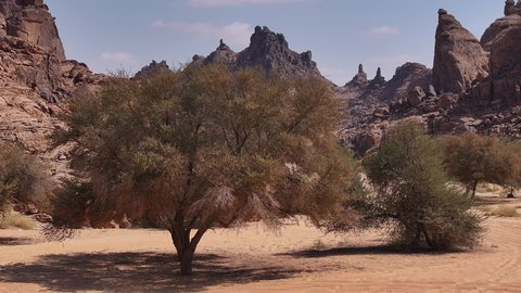 مكان أثري تاريخي قديم، التضاريس والقمم والمرتفعات الجبلية في الصحراء، تصوير درون للجبال في مدينة حائل، الجبال والتكوينات الصخرية في المناطق الصحراوية في المملكة العربية السعودية