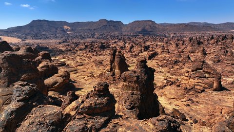 مكان أثري تاريخي قديم، التضاريس والقمم والمرتفعات الجبلية في الصحراء، تصوير درون للجبال في مدينة حائل، الجبال والتكوينات الصخرية في المناطق الصحراوية في المملكة العربية السعودية