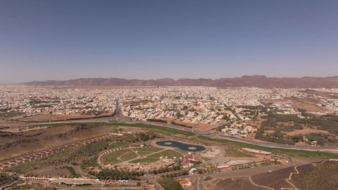 جبال موقدة حاتم الطائي وحديقة السمراء في حائل، التكوينات الصخرية في المناطق الصحراوية، معالم أثرية تاريخية قديمة، القمم والمرتفعات الجبلية بمدينة حائل في السعودية، الطبيعة الصحراوية والسياحة في السعودية 