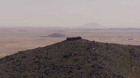 جبال موقدة حاتم الطائي وحديقة السمراء في حائل، التكوينات الصخرية في المناطق الصحراوية، معالم أثرية تاريخية قديمة، القمم والمرتفعات الجبلية بمدينة حائل في السعودية، الطبيعة الصحراوية والسياحة في السعودية 