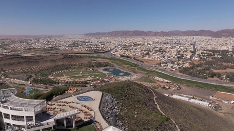 جبال موقدة حاتم الطائي وحديقة السمراء في حائل، التكوينات الصخرية في المناطق الصحراوية، معالم أثرية تاريخية قديمة، القمم والمرتفعات الجبلية بمدينة حائل في السعودية، الطبيعة الصحراوية والسياحة في السعودية 
