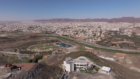 جبال موقدة حاتم الطائي وحديقة السمراء في حائل، التكوينات الصخرية في المناطق الصحراوية، معالم أثرية تاريخية قديمة، القمم والمرتفعات الجبلية بمدينة حائل في السعودية، الطبيعة الصحراوية والسياحة في السعودية 