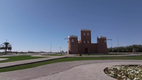 حركة مرور السيارات في طرقات وشوارع المملكه العربية السعودية, تصوير درون جوي لدوار القلعة بمدينة حائل, معالم سياحية مشهورة, الأشجار والنباتات الخضراء المحيطة بالمناطق والمدن السعودية