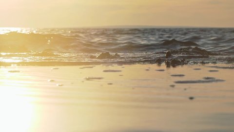 أماكن ومعالم سياحية مشهورة, تصوير مقرب لرمال شاطئ البحر وقت غروب الشمس, مقصد السياح من شتى انحاء العالم, قضاء أوقات ممتعه في عطلة نهاية الاسبوع