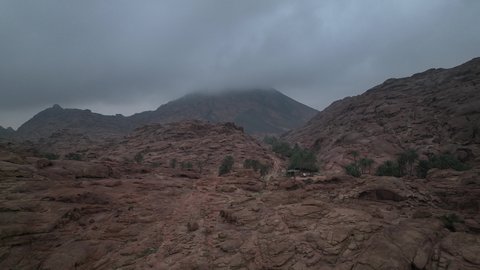  الجبال والتكوينات الصخرية في المناطق الصحراوية في المملكة العربية السعودية، مكان أثري تاريخي قديم، التضاريس والقمم والمرتفعات الجبلية في الصحراء، تصوير درون للجبال في مدينة حائل