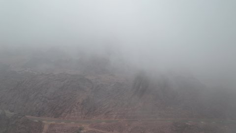  الجبال والتكوينات الصخرية في المناطق الصحراوية في المملكة العربية السعودية، مكان أثري تاريخي قديم، التضاريس والقمم والمرتفعات الجبلية في الصحراء، تصوير درون للجبال في مدينة حائل