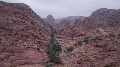 مكان أثري تاريخي قديم، التضاريس والقمم والمرتفعات الجبلية في الصحراء، تصوير درون لجبال اجا في مدينة حائل، الجبال والتكوينات الصخرية في المناطق الصحراوية في المملكة العربية السعودية
