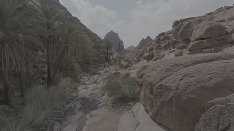 مكان أثري تاريخي قديم، التضاريس والقمم والمرتفعات الجبلية في الصحراء، تصوير درون لجبال اجا في مدينة حائل، الجبال والتكوينات الصخرية في المناطق الصحراوية في المملكة العربية السعودية