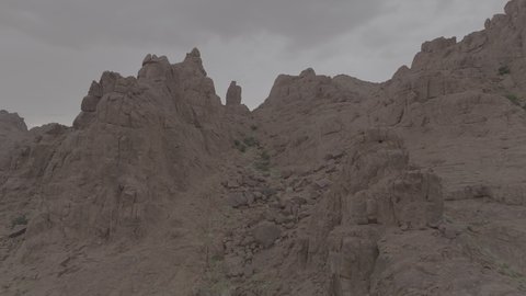 مكان أثري تاريخي قديم، التضاريس والقمم والمرتفعات الجبلية في الصحراء، تصوير درون لجبال اجا في مدينة حائل، الجبال والتكوينات الصخرية في المناطق الصحراوية في المملكة العربية السعودية