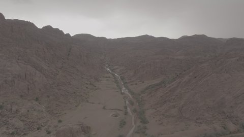 مكان أثري تاريخي قديم، التضاريس والقمم والمرتفعات الجبلية في الصحراء، تصوير درون لجبال اجا في مدينة حائل، الجبال والتكوينات الصخرية في المناطق الصحراوية في المملكة العربية السعودية