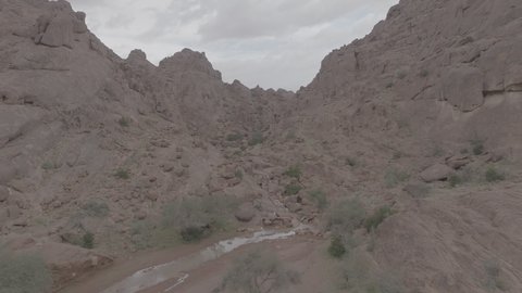 مكان أثري تاريخي قديم، التضاريس والقمم والمرتفعات الجبلية في الصحراء، تصوير درون لجبال اجا في مدينة حائل، الجبال والتكوينات الصخرية في المناطق الصحراوية في المملكة العربية السعودية