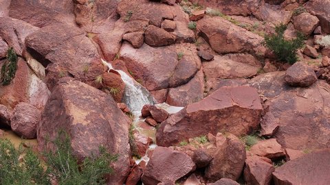 مكان أثري تاريخي قديم، التضاريس والقمم والمرتفعات الجبلية في الصحراء، تصوير درون لجبال اجا في مدينة حائل، الجبال والتكوينات الصخرية في المناطق الصحراوية في المملكة العربية السعودية