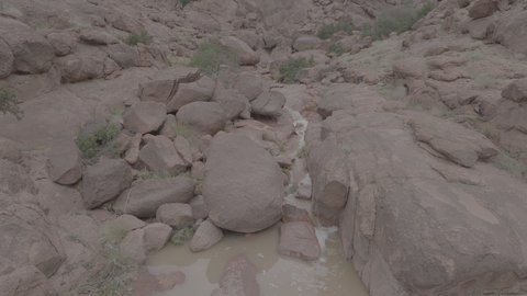 مكان أثري تاريخي قديم، التضاريس والقمم والمرتفعات الجبلية في الصحراء، تصوير درون لجبال اجا في مدينة حائل، الجبال والتكوينات الصخرية في المناطق الصحراوية في المملكة العربية السعودية