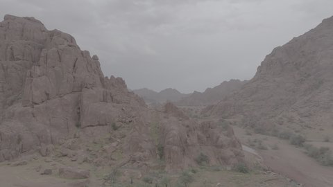 مكان أثري تاريخي قديم، التضاريس والقمم والمرتفعات الجبلية في الصحراء، تصوير درون لجبال اجا في مدينة حائل، الجبال والتكوينات الصخرية في المناطق الصحراوية في المملكة العربية السعودية