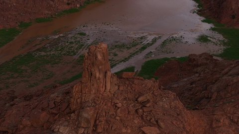 مكان أثري تاريخي قديم، التضاريس والقمم والمرتفعات الجبلية في الصحراء، تصوير درون لجبال اجا في مدينة حائل، الجبال والتكوينات الصخرية في المناطق الصحراوية في المملكة العربية السعودية