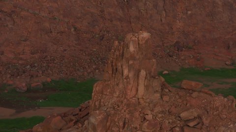 مكان أثري تاريخي قديم، التضاريس والقمم والمرتفعات الجبلية في الصحراء، تصوير درون لجبال اجا في مدينة حائل، الجبال والتكوينات الصخرية في المناطق الصحراوية في المملكة العربية السعودية