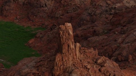 مكان أثري تاريخي قديم، التضاريس والقمم والمرتفعات الجبلية في الصحراء، تصوير درون لجبال اجا في مدينة حائل، الجبال والتكوينات الصخرية في المناطق الصحراوية في المملكة العربية السعودية