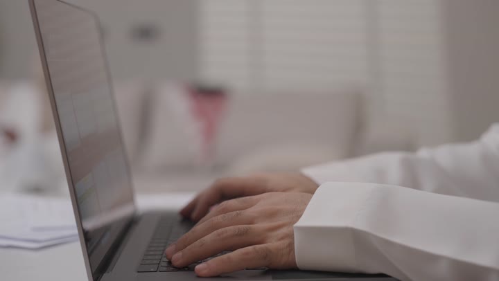 امتلاك مهارة الكتابة بسرعة، تصوير مقرب ليد رجل عربي خليجي سعودي يقوم بالضغط على ازار لوحة المفاتيح الخاصة بالحاسوب المحمول، استخدام الاجهزة والتقنيات الحديثة في العمل، تنظيم و ادارة المهام عبر اللابتوب