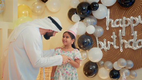 مشاركة لأجواء رائعة عائلية داخل المنزل، ام عربية خليجيه تقوم بتقديم كعكة يوم الميلاد المزينة بالشموع، عائله عربيه خليجيه اماراتية تقوم بالاحتفال بعيد ميلاد ابنتهم ، ايماءات المفجاءة و الاندهاش، اعياد ومناسبات سعيدة