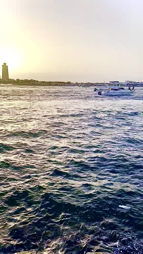 حركة الأمواج البحرية الهادئة، مفهوم الاستجمام والاستمتاع في الأجواء الصيفية في البحر الاحمر في مدينة جدة، اماكن سياحية ساحلية في المملكة العربية السعودية، جذب واستقطاب السياح من كافة انحاء العالم