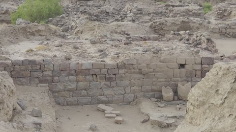 أماكن سياحية مشهورة في مدينة نجران الأثرية, جذب واستقطاب السياح من كافة انحاء العالم، المعالم التاريخية الأثرية في المملكة العربية السعودية، البيوت المهدمة والطينية في البلدة القديمة