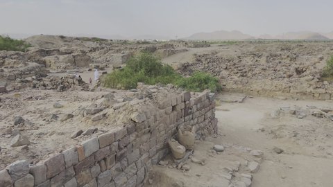 أماكن سياحية مشهورة في مدينة نجران الأثرية, جذب واستقطاب السياح من كافة انحاء العالم، المعالم التاريخية الأثرية في المملكة العربية السعودية، البيوت المهدمة والطينية في البلدة القديمة