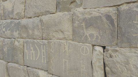 المعالم التاريخية الأثرية في المملكة العربية السعودية، أماكن سياحية مشهورة في مدينة نجران الأثرية, جذب واستقطاب السياح من كافة انحاء العالم، البيوت المهدمة والطينية في البلدة القديمة