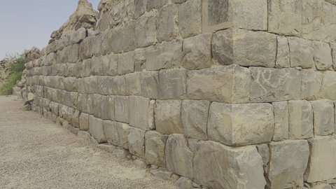 جذب واستقطاب السياح من كافه انحاء العالم, المعالم التاريخية الأثرية في المملكة العربية السعودية، أماكن سياحية مشهورة في مدينة نجران الأثرية، البيوت المهدمة والطينية في البلدة القديمة