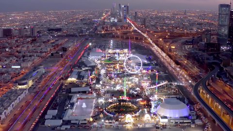 أنشطة وفعاليات ترفيهيه للاحتفال في موسم الرياض، تصوير دورن ليلي لمدينة الملاهي وينتر وندرلاند و مركز الملك عبدلله المالي في الرياض، اماكن ومناطق جذب سياحية في المملكة العربية السعودية، الحركة المرورية للسيارات في الشوارع والطرق العامة