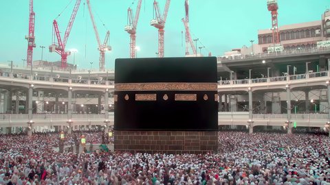 زيارة بيت الله الحرام في مكة المكرمة, أداء مناسك الحج والعمرة, مفهوم العبادة والتقرب إلى الله تعالى, جذب واستقطاب المسلمين من جميع انحاء العالم, الحجاج و المعتمرين يطوفون حول الكعبة المشرفة في الحرم المكي الشريف