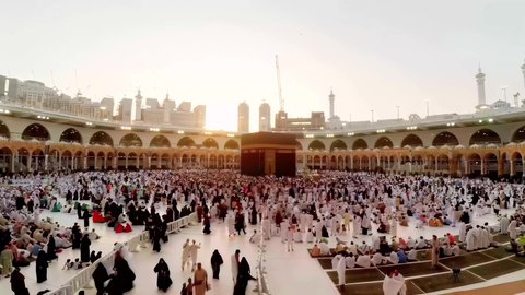 أداء مناسك الحج والعمرة, زيارة بيت الله الحرام في مكة المكرمة, مفهوم العبادة والتقرب إلى الله تعالى, جذب واستقطاب المسلمين من جميع انحاء العالم, الحجاج و المعتمرين يطوفون حول الكعبة المشرفة في الحرم المكي الشريف