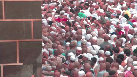 أداء مناسك الحج والعمرة, زيارة بيت الله الحرام في مكة المكرمة, مفهوم العبادة والتقرب إلى الله تعالى, جذب واستقطاب المسلمين من جميع انحاء العالم, الحجاج و المعتمرين يطوفون حول الكعبة المشرفة في الحرم المكي الشريف