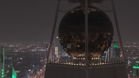 النهضة الاقتصادية والعمرانية لأفق العاصمة, معالم جذب سياحية مشهورة في المملكة العربية السعودية، الفن الهندسي المعماري للأبراج و ناطحات السحاب، تصوير درون مقرب مبنى برج الفيصلية في حي العليا في مدينة الرياض في الليل