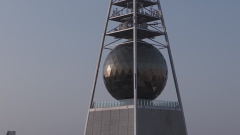 النهضة الاقتصادية والعمرانية لأفق العاصمة, معالم جذب سياحية مشهورة في المملكة العربية السعودية، الفن الهندسي المعماري للأبراج و ناطحات السحاب، تصوير درون مقرب مبنى برج الفيصلية في حي العليا في مدينة الرياض في الليل