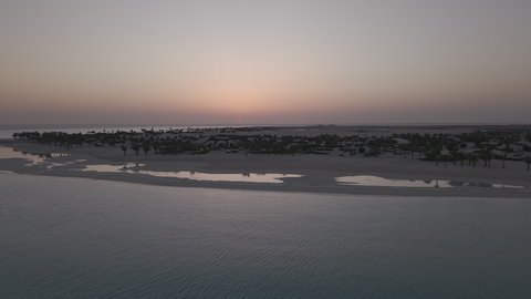 أماكن لجذب السياح من مختلف البلدان وقضاء عطلة صيفية ممتعه، المنظر الطبيعي المتميز في البحر الاحمر, معالم ساحلية سياحية في مدينة جدة, تصوير درون جوي لشاطئ البحر في جزيرة شيبارة في المملكه العربيه السعوديه,  خلفية الطبيعه