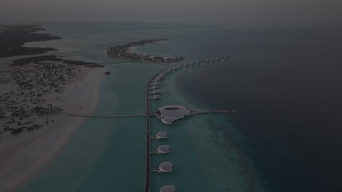 المنظر الطبيعي المتميز في البحر الاحمر, معالم ساحلية سياحية في مدينة جدة, تصوير درون جوي لشاطئ البحر في جزيرة شيبارة في المملكه العربيه السعوديه, أماكن لجذب السياح من مختلف البلدان وقضاء عطلة صيفية ممتعه، خلفية الطبيعه