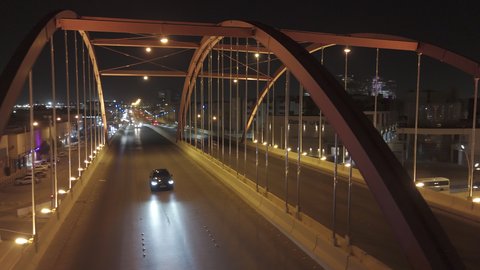 وسائل النقل و المواصلات, تصوير درون جوي لحركة سير السيارات على الطريق، الفن الهندسي المعماري في شوارع  مدينة الرياض في المملكة العربية السعودية، تقاطع شارع التخصصي مع طريق الامام سعود 