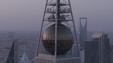 معالم جذب سياحية مشهورة في المملكة العربية السعودية، النهضة الاقتصادية والعمرانية لأفق العاصمة,  الفن الهندسي المعماري للأبراج و ناطحات السحاب، تصوير درون مقرب مبنى برج الفيصلية في حي العليا في مدينة الرياض في النهار