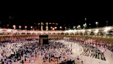 الطواف حول الكعبة المشرفة بمكة المكرمة في المملكة العربية السعودية، اداء فريضة الحج والعمرة, جذب واستقطاب المسلمين من كافة انحاء العالم, مقصد الناس لأداء العبادات والفرائض، مفهوم العبادة والتقرب إلى الله تعالى