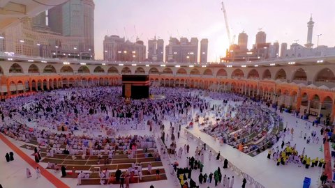 الطواف حول الكعبة المشرفة بمكة المكرمة في المملكة العربية السعودية، اداء فريضة الحج والعمرة, جذب واستقطاب المسلمين من كافة انحاء العالم, مقصد الناس لأداء العبادات والفرائض، مفهوم العبادة والتقرب إلى الله تعالى