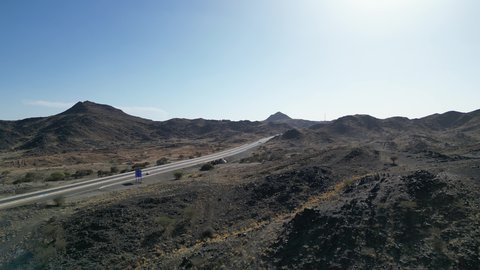 الرمال الذهبية الناعمة في النهار, طريق سير وسط القمم والمرتفعات الجبلية بالرياض, الطبيعة الرملية في المناطق المرتفعة بالمملكة العربية السعودية, الطرقات والشوارع الاسفلتية والمعبدة, التضاريس في الأماكن الصحراوية