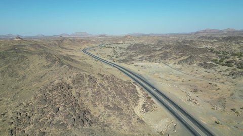 الرمال الذهبية الناعمة في النهار, طريق سير وسط القمم والمرتفعات الجبلية بالرياض, الطبيعة الرملية في المناطق المرتفعة بالمملكة العربية السعودية, الطرقات والشوارع الاسفلتية والمعبدة, التضاريس في الأماكن الصحراوية