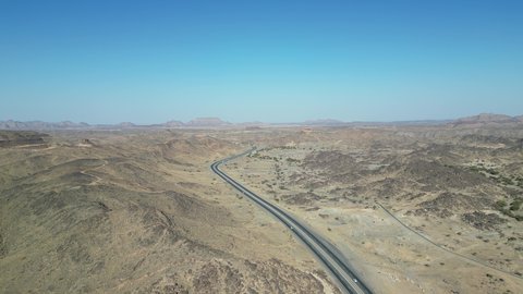 الرمال الذهبية الناعمة في النهار, طريق سير وسط القمم والمرتفعات الجبلية بالرياض, الطبيعة الرملية في المناطق المرتفعة بالمملكة العربية السعودية, الطرقات والشوارع الاسفلتية والمعبدة, التضاريس في الأماكن الصحراوية