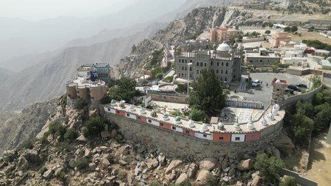 قصر المقر للحضارات بالنماص, مناطق جذب واستقطاب السياح من كافة دول العالم, القرى التراثية الشعبية, أماكن ومعالم سياحيه مشهورة في النهار, الجبال والمرتفعات الطبيعية في المملكة العربية السعودية