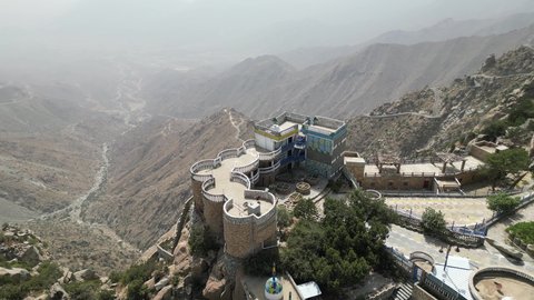 قصر المقر للحضارات بالنماص, مناطق جذب واستقطاب السياح من كافة دول العالم, القرى التراثية الشعبية, أماكن ومعالم سياحيه مشهورة في النهار, الجبال والمرتفعات الطبيعية في المملكة العربية السعودية